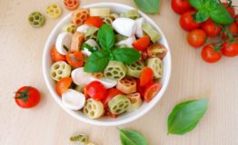 insalata-di-pasta-tricolore-con-pomodoro-e-mozzarella