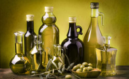 insieme di bottiglie con olio extravergine di oliva